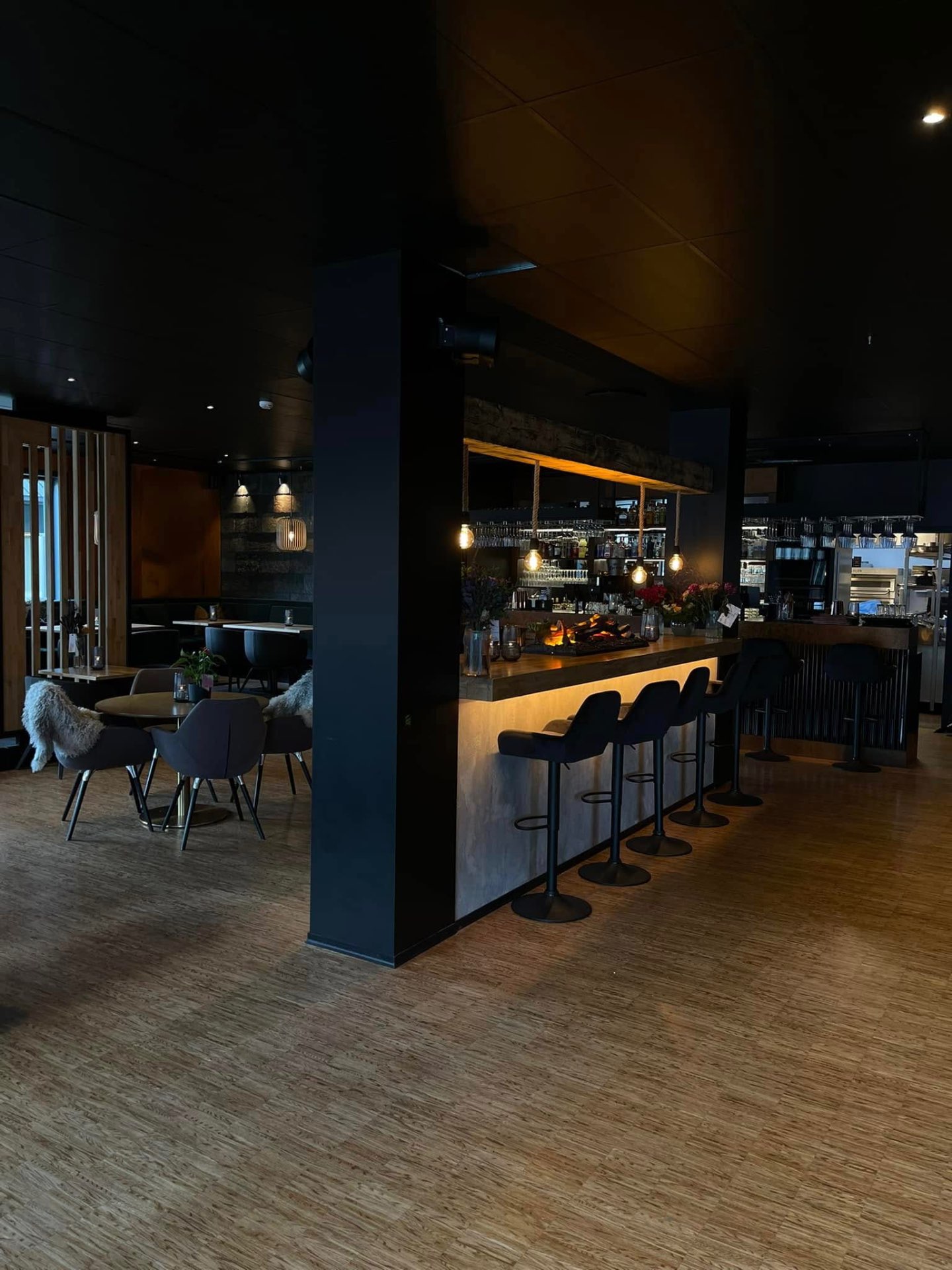 Baren med peis og sittegrupper